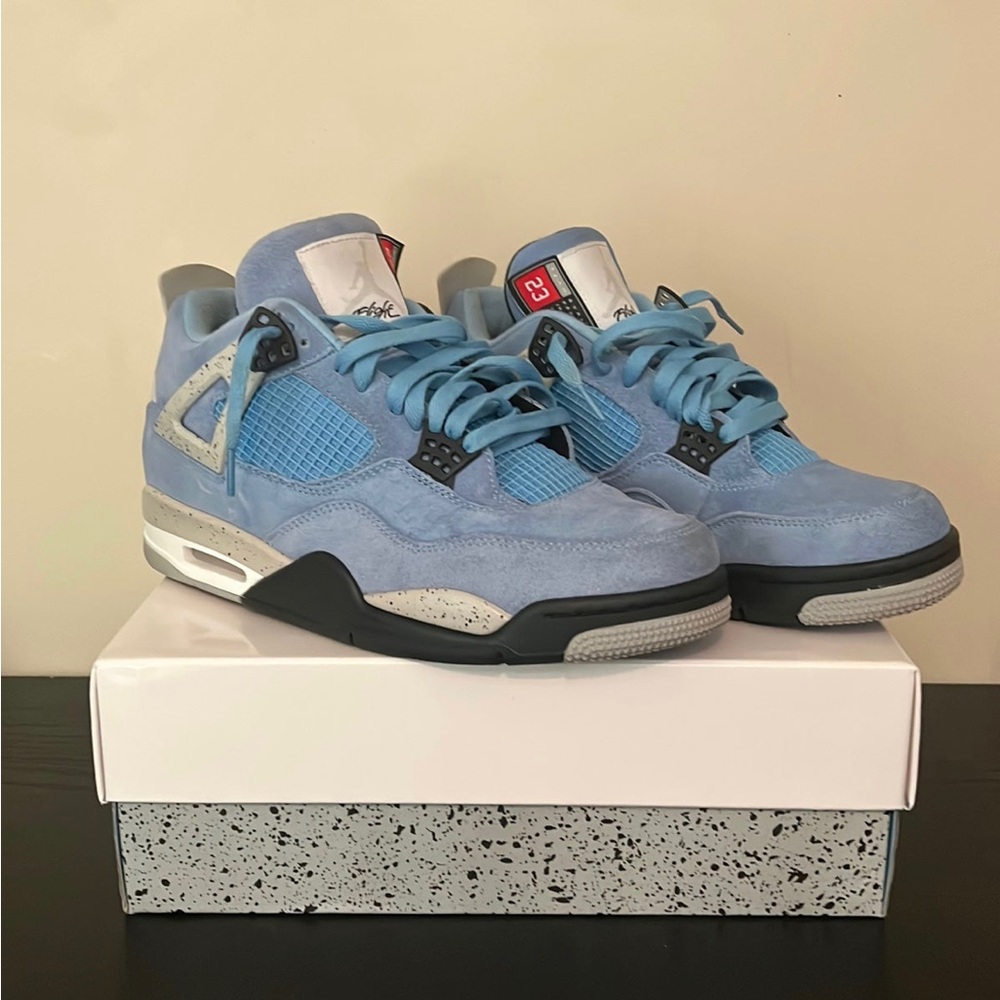 Air Jordan 4 UNC